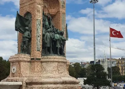 Sétatúra a Taksim téren és az Istiklal utcán hangos idegenvezetővel — photo 2